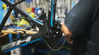 Snake-bite e corte lateral: como salvar o pedal com plug, bota e câmara