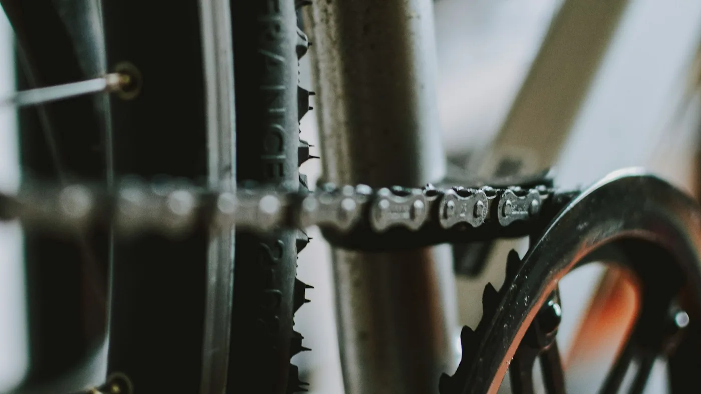 Foto em close da transmissao da bicicleta mostrando desgaste de uso
