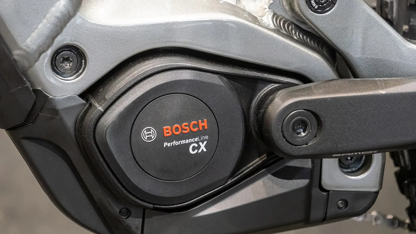 Motor central Bosch Performance CX integrado ao quadro de uma bicicleta elétrica, em close