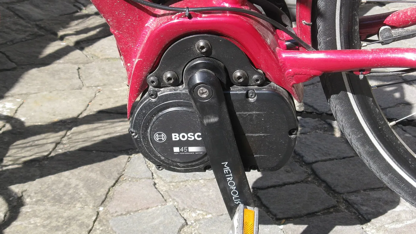 Motor central Bosch de bicicleta elétrica com a inscrição 45, versão de assistência até 45 km/h, de uso esportivo no Brasil