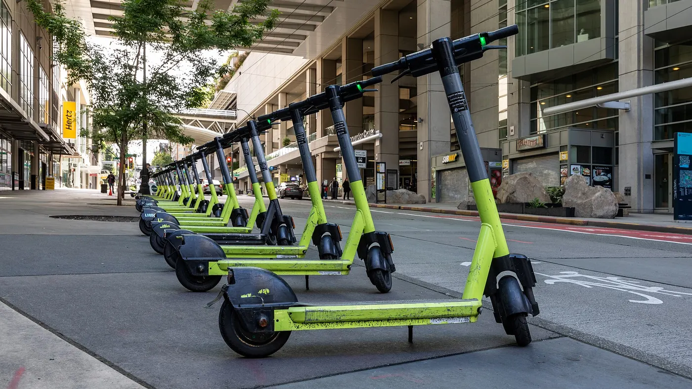 Patinetes elétricos compartilhados estacionados ao lado de uma ciclofaixa, o exemplo clássico de equipamento autopropelido